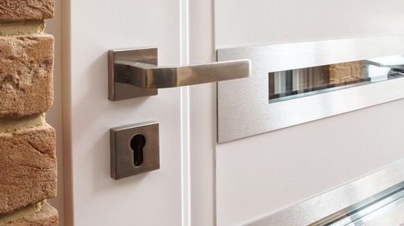 Jak dopasować klamkę do drzwi zewnętrznych?